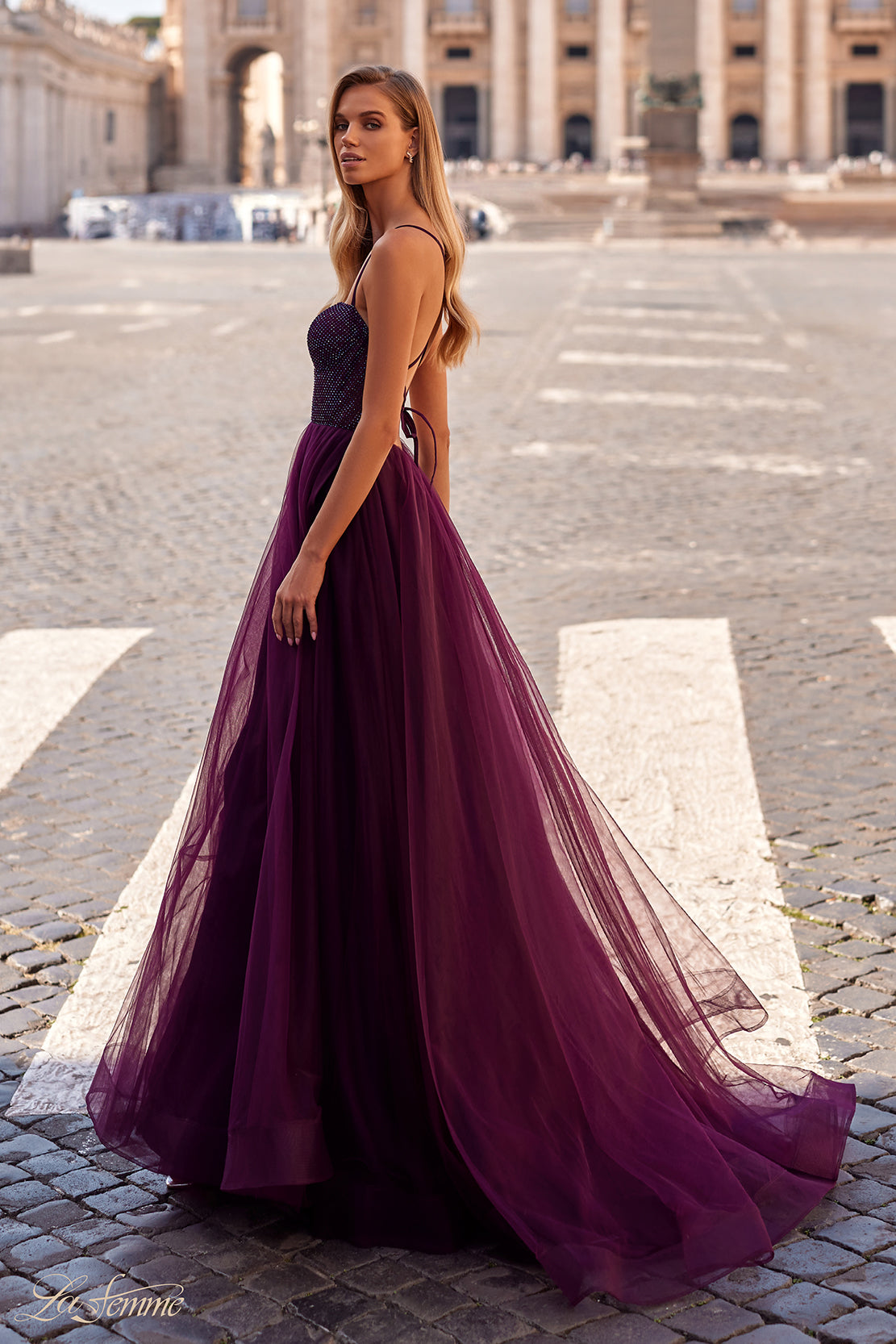 La Femme 32135_DarkBerry_B4_Editorial