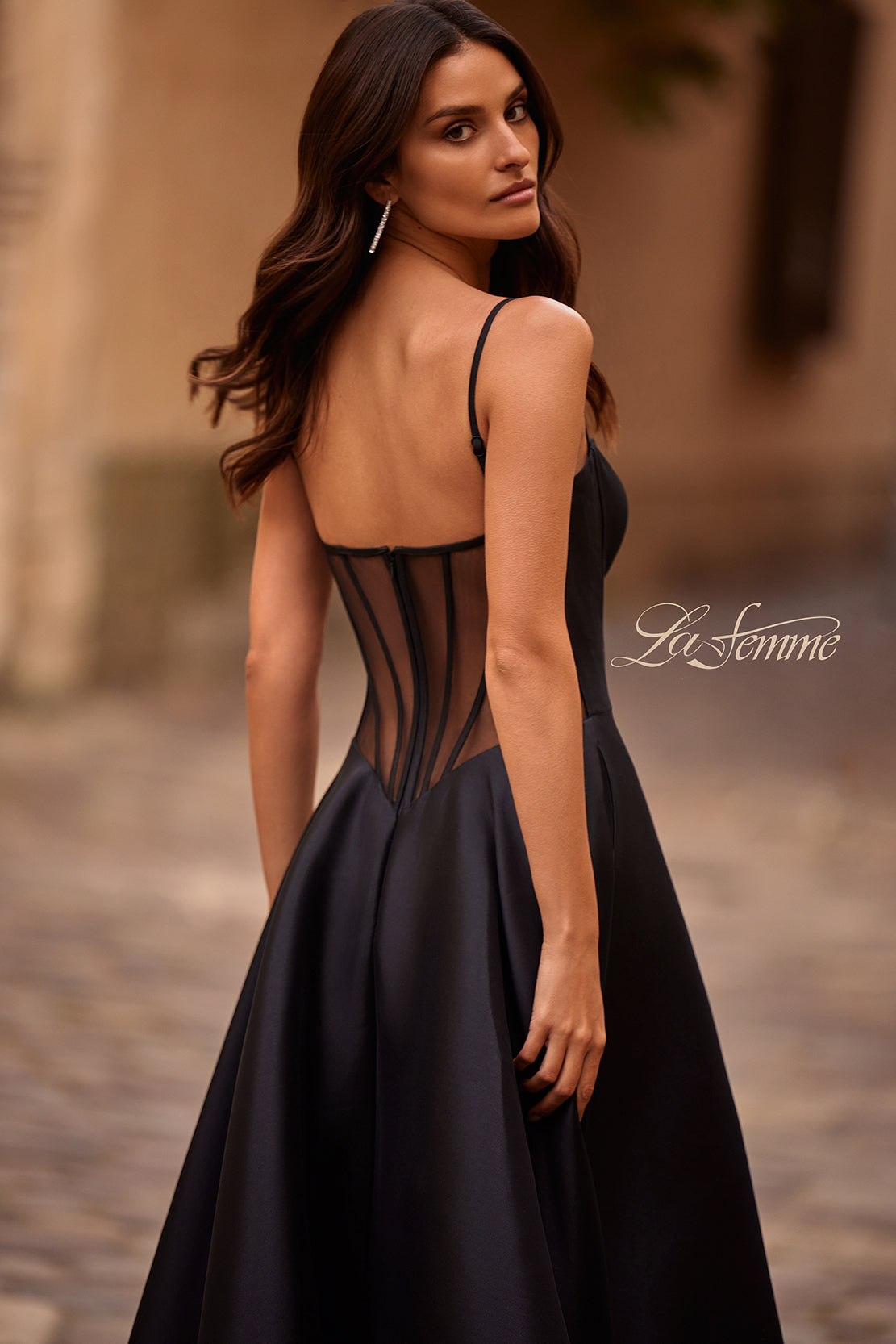 La Femme 32670_Black_B2_Editorial