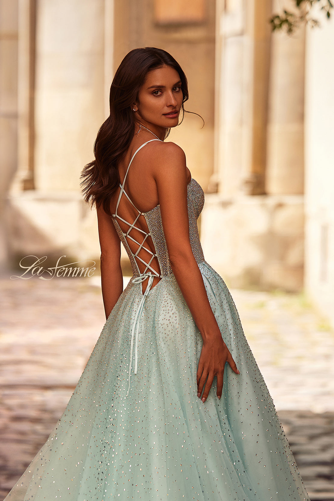 La Femme 32725_ArticBlue_B2_Editorial