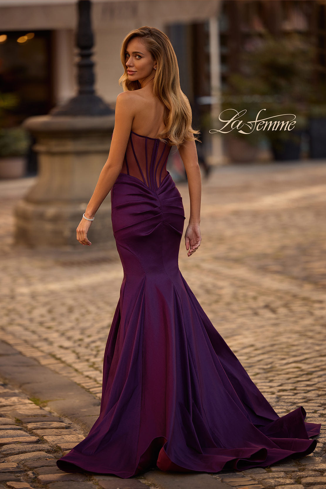 La Femme 32791_DarkBerry_B_Editorial
