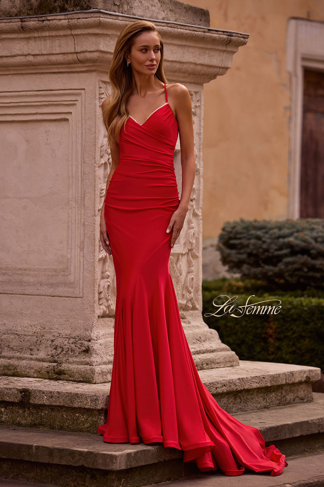 La Femme 32918_Red_F_Editorial