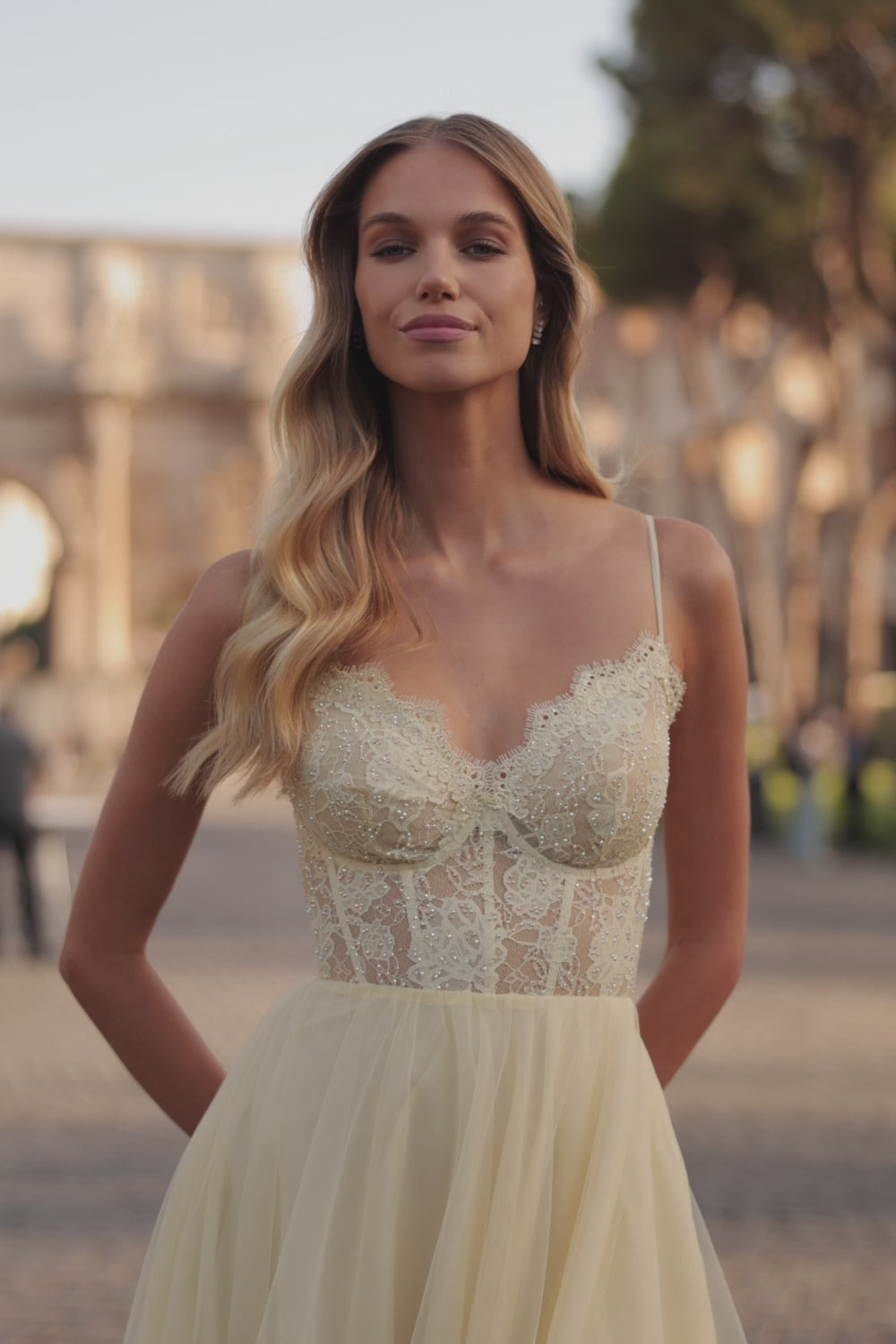 La Femme 32306_PaleYellow_No Music_Logo