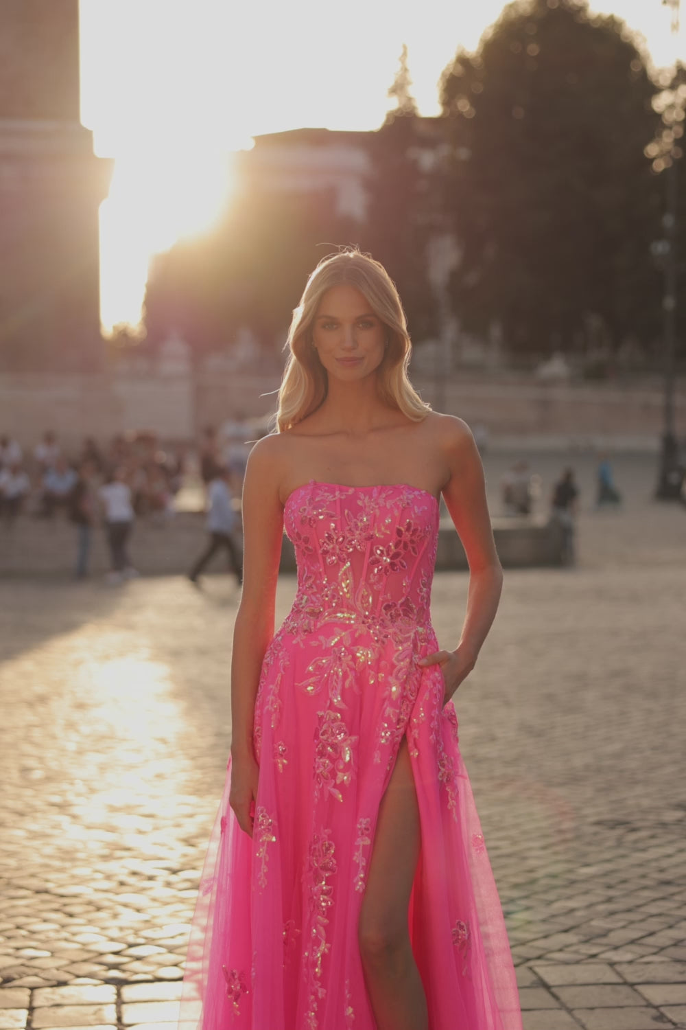La Femme 32137_NeonPink_No Music_Logo