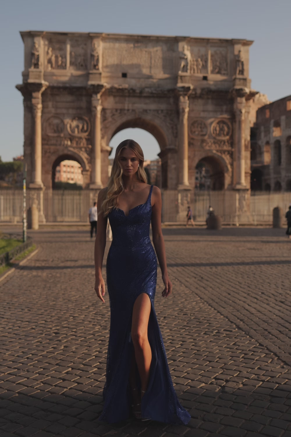 La Femme 32038_RoyalBlue_No Music_Logo