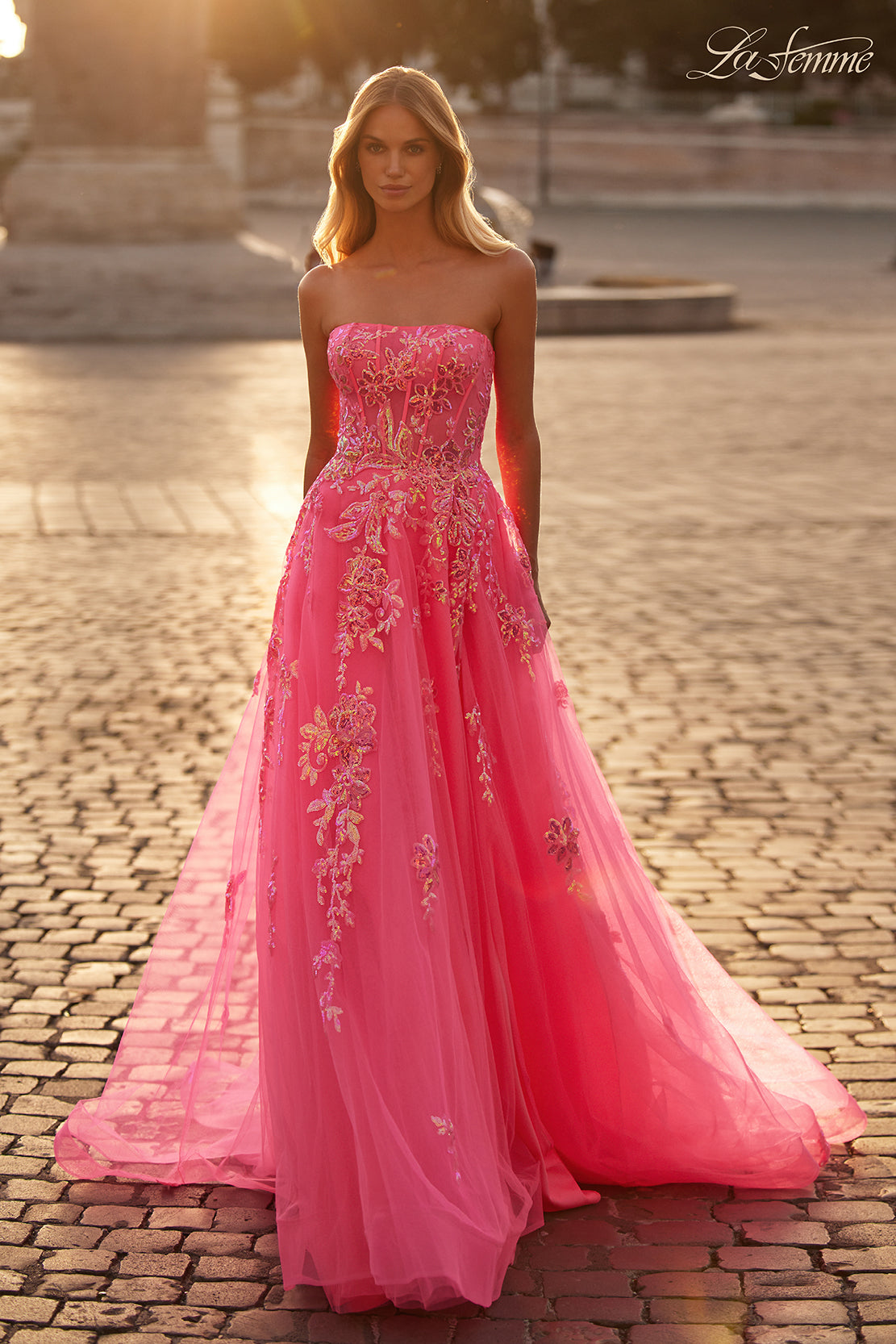 La Femme 32137_NeonPink_F5_Editorial