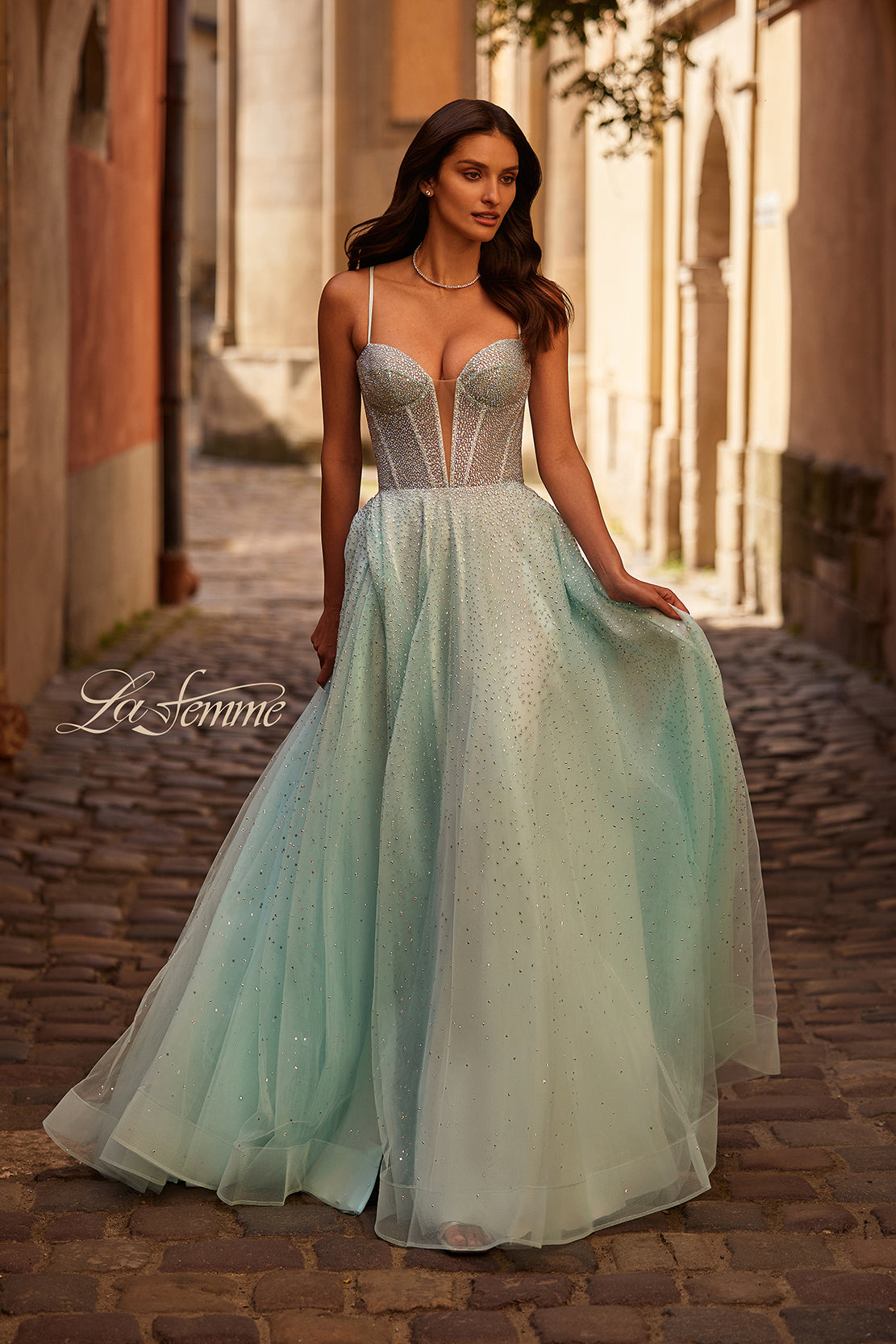 La Femme 32725_ArticBlue_F2_Editorial