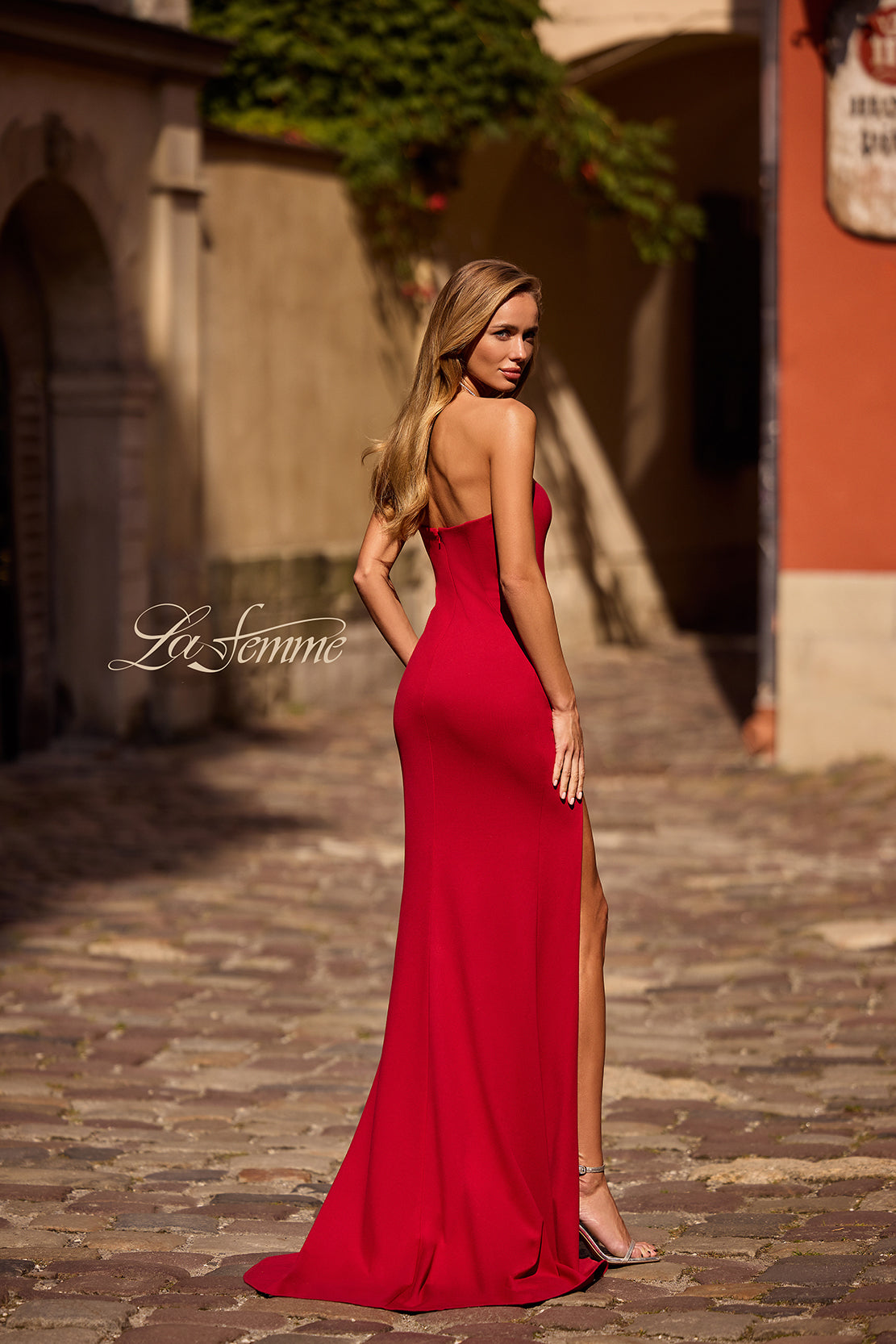 La Femme 32784_DeepRed_B3_Editorial