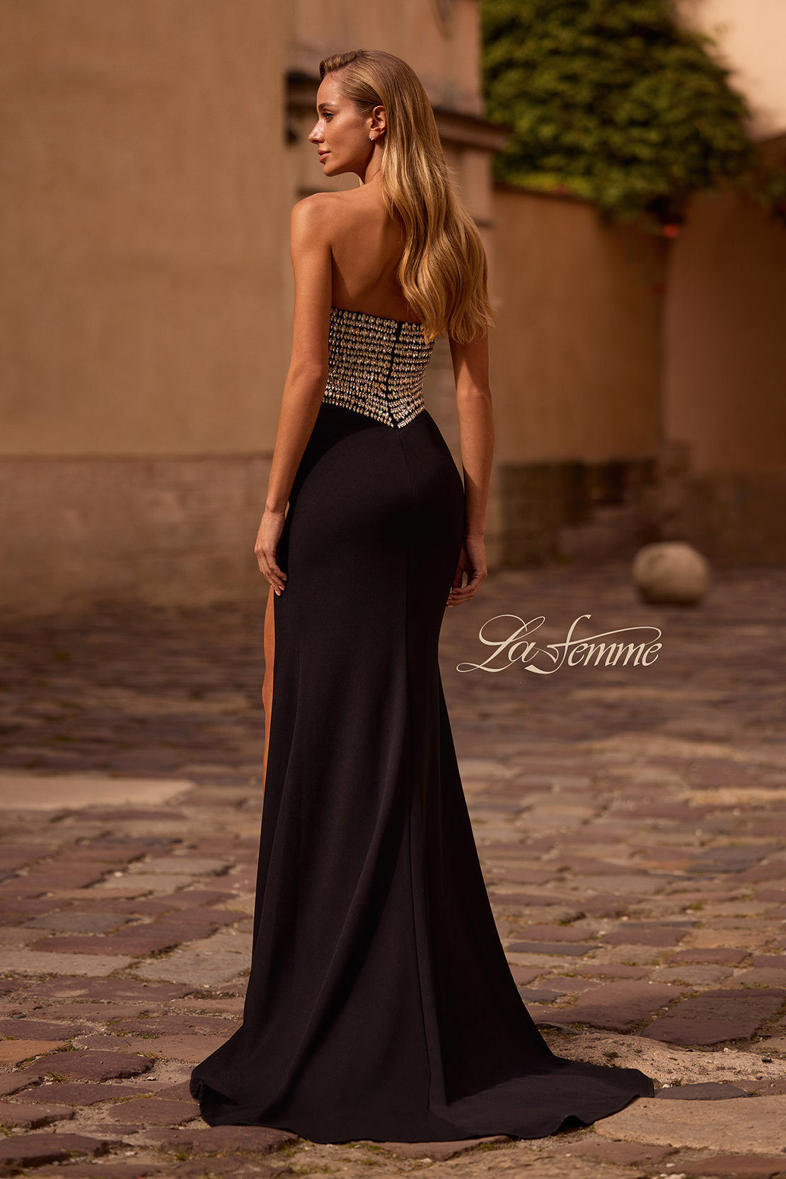 La Femme 32910_Black_B_Editorial