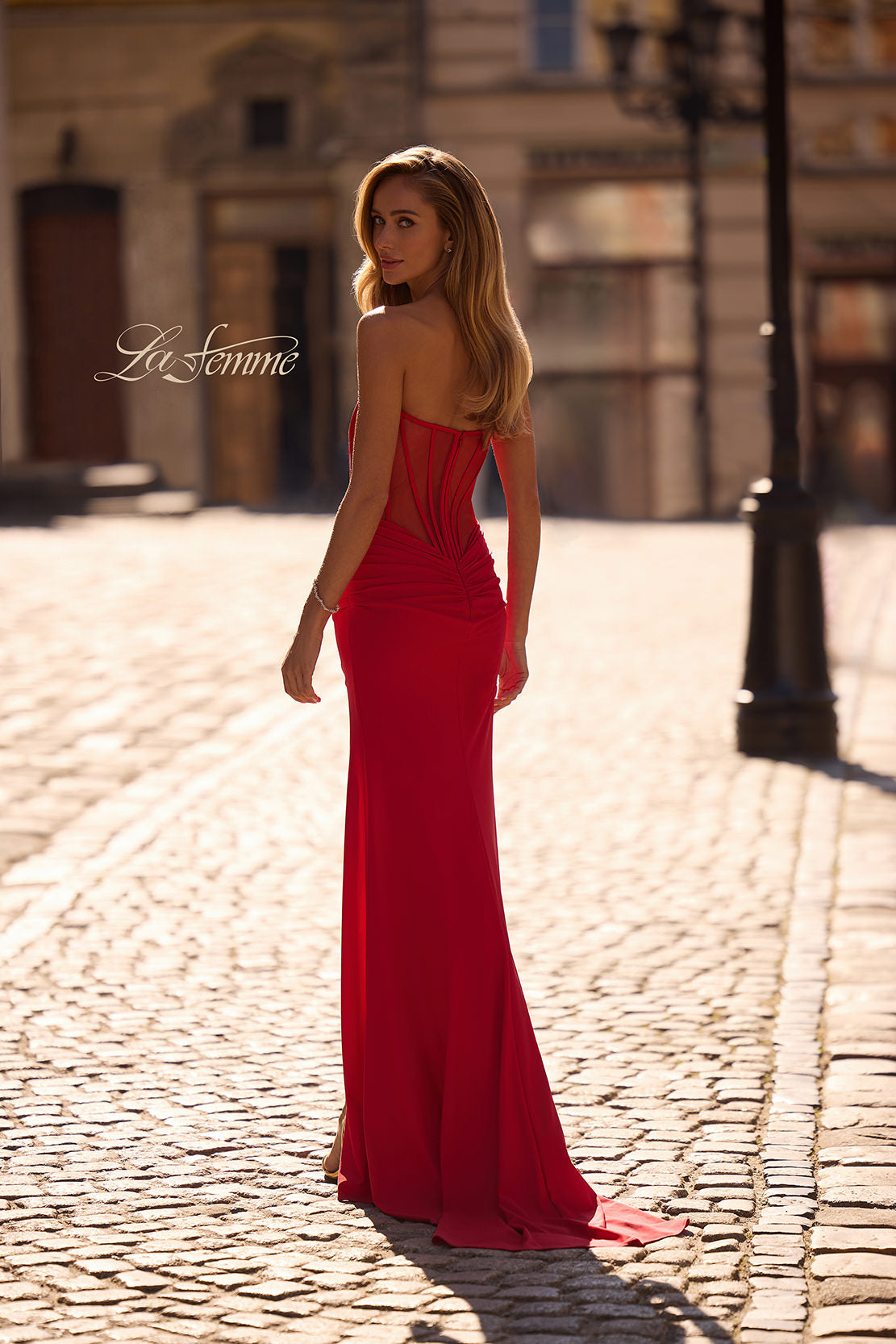 La Femme 32941_Red_B3_Editorial