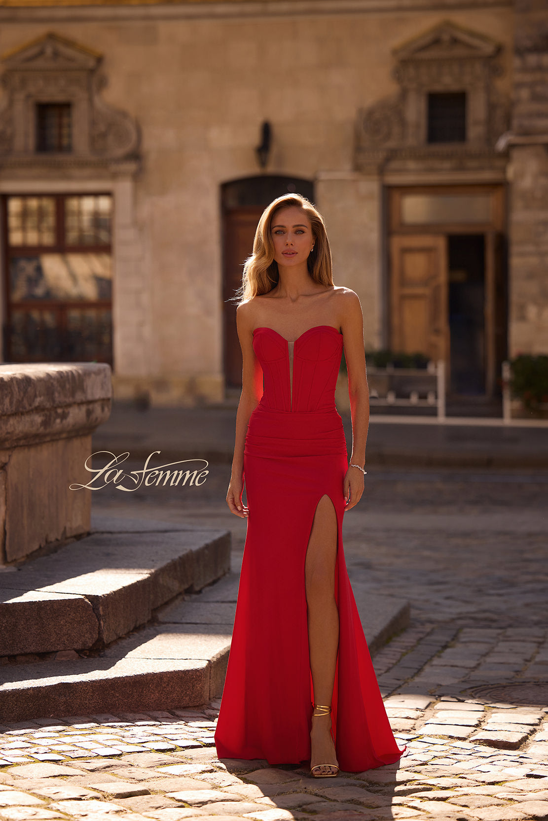 La Femme 32941_Red_F3_Editorial