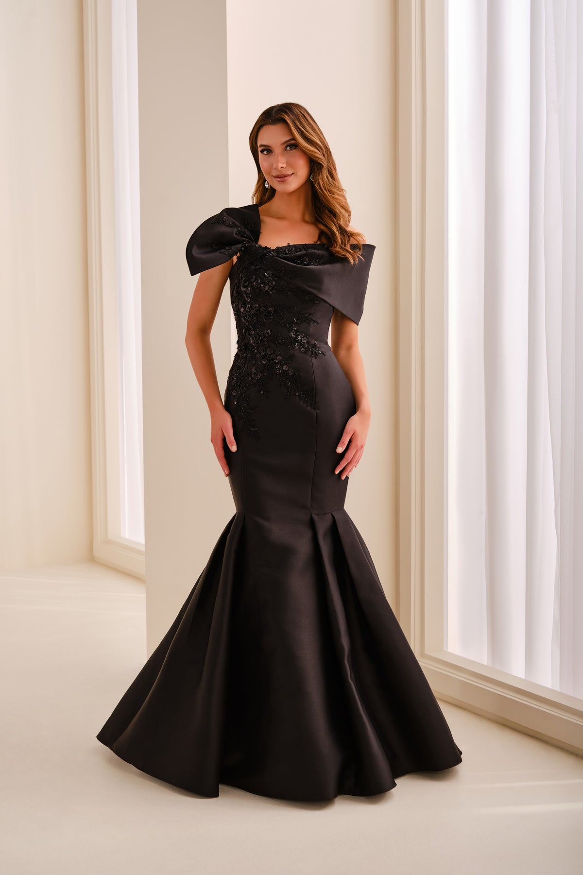 ivonne-d-ID2202_black_0913