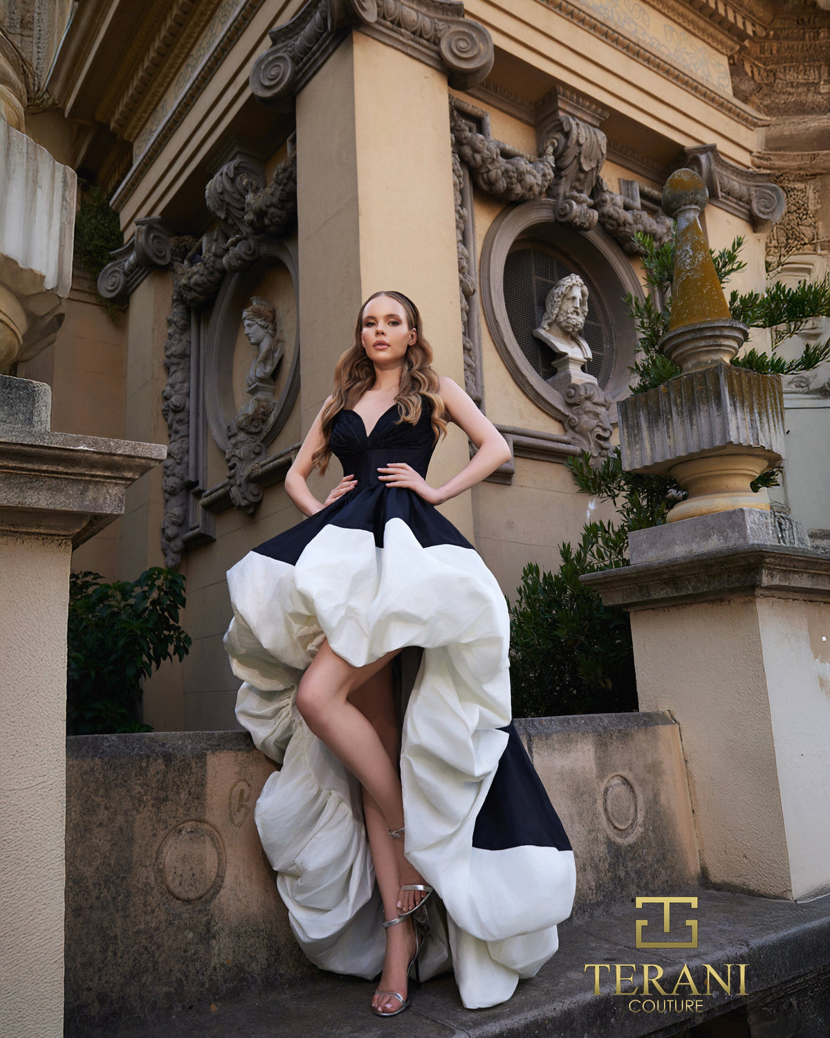 Terani 261P6710_Black_White_F1